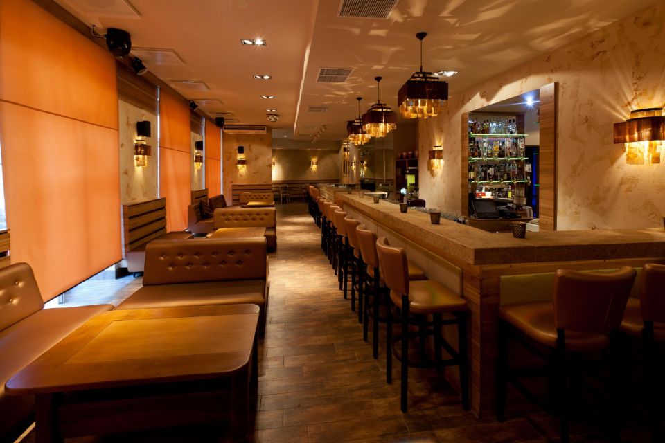 A bárpult és fotelek