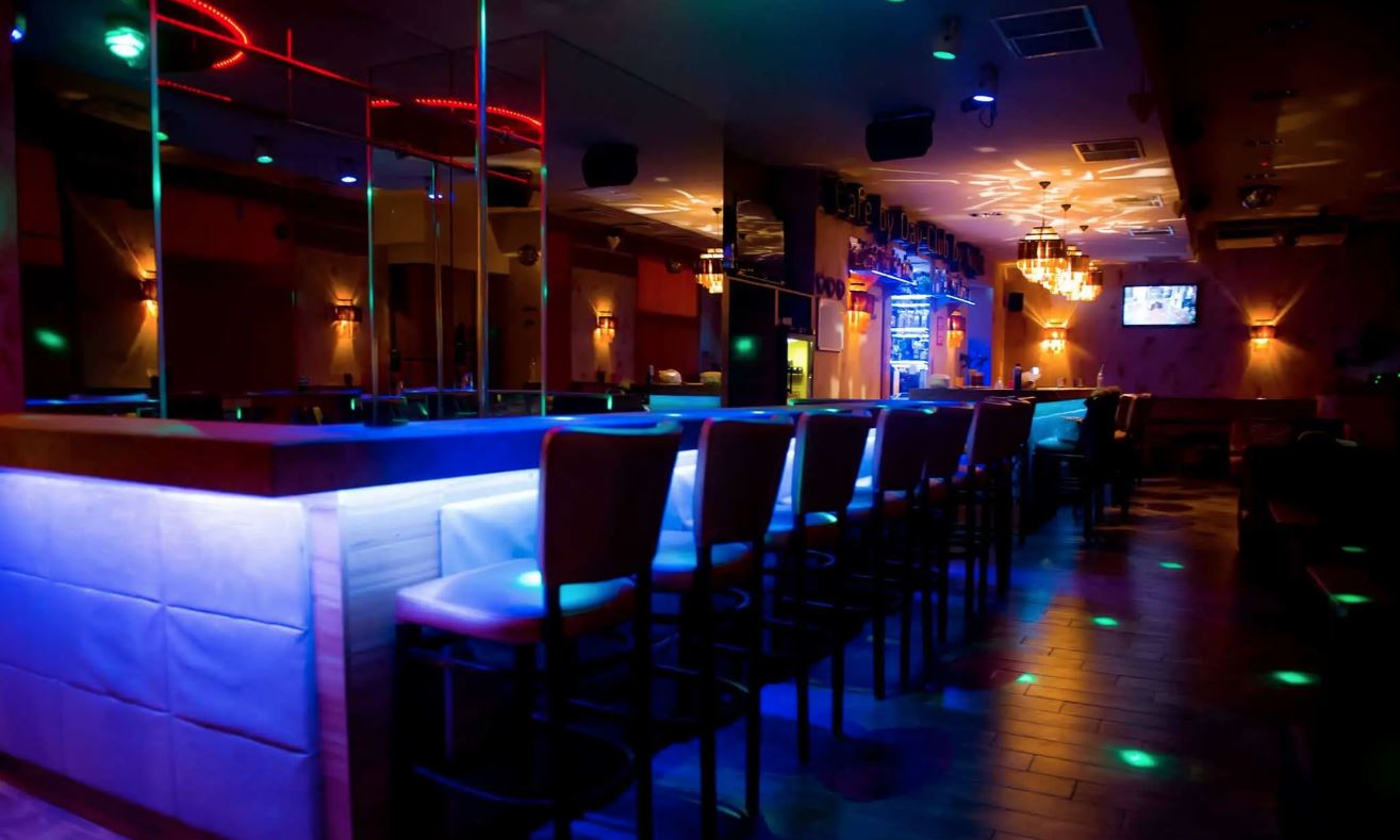 A bárpult és a színpad, előtte bárszékekkel