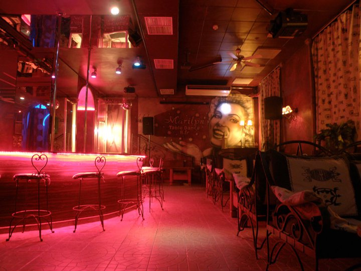 A bárpult és a színpad rózsaszín megvilágításban