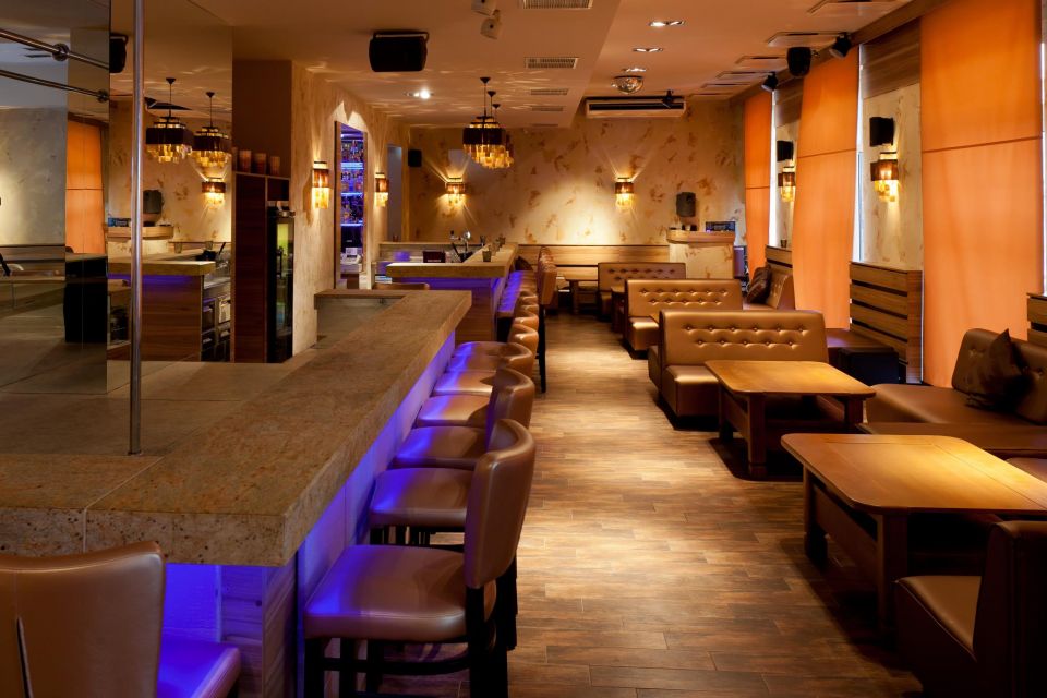 A bárpult és fotelek, ahogyan az ajtóból láthatod