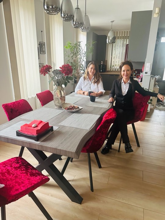 Kati és Adrienn, az oldal megálmodóinak fotója egy asztalnál.